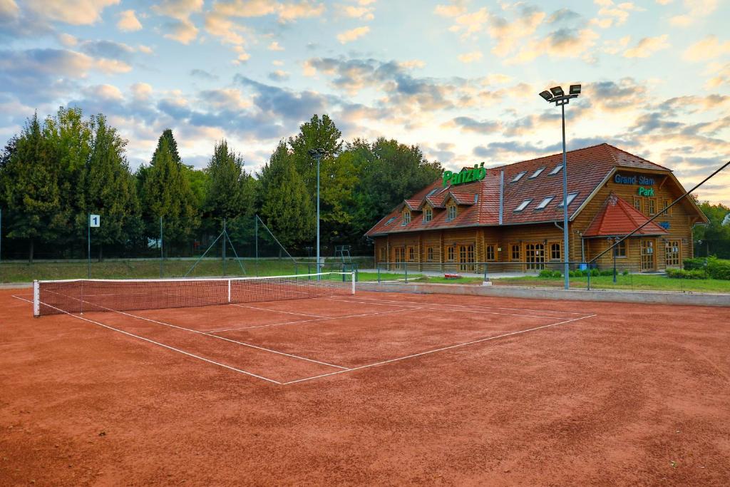 Tenis alebo squash v ubytovaní Grand Slam Park Inn alebo jeho okolí