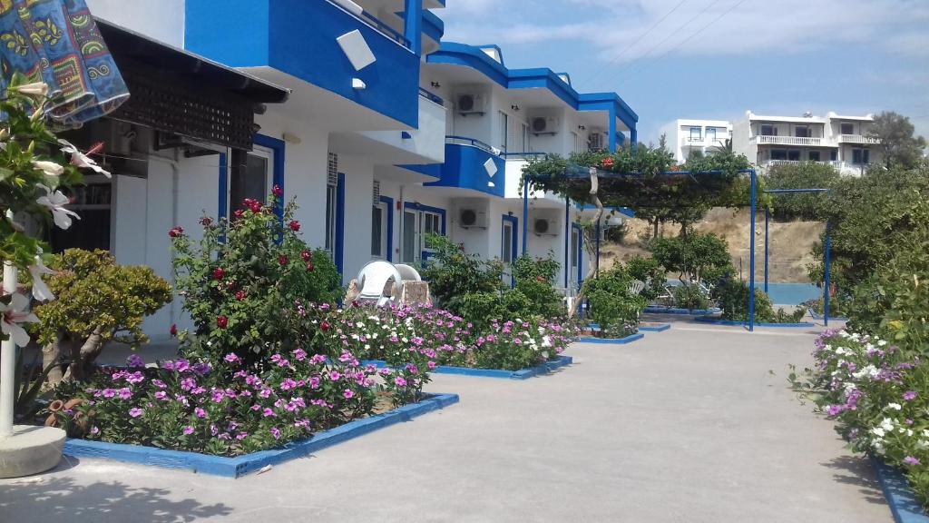 einen Innenhof eines Gebäudes mit Blumen und Pflanzen in der Unterkunft Maritsa in Kefalos