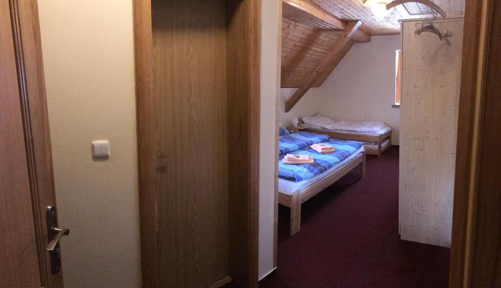 Łóżko lub łóżka w pokoju w obiekcie Penzion Pod Zvonem