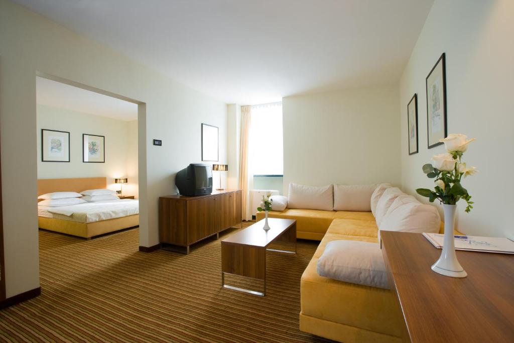 Postel nebo postele na pokoji v ubytování Hotel Laguna Zagreb