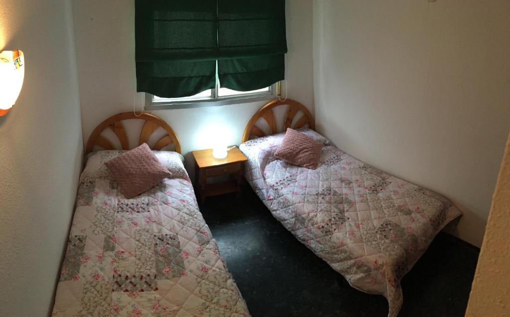 カンブリルスにあるDMS4のベッドルーム1室(ベッド2台、窓付きテーブル付)