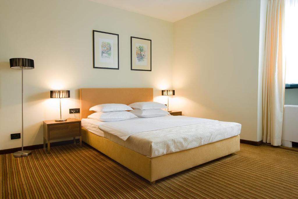 Postel nebo postele na pokoji v ubytování Hotel Laguna Zagreb