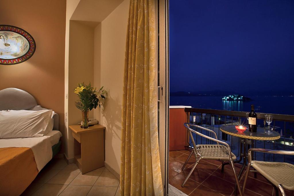 Postel nebo postele na pokoji v ubytování Epidavria Hotel