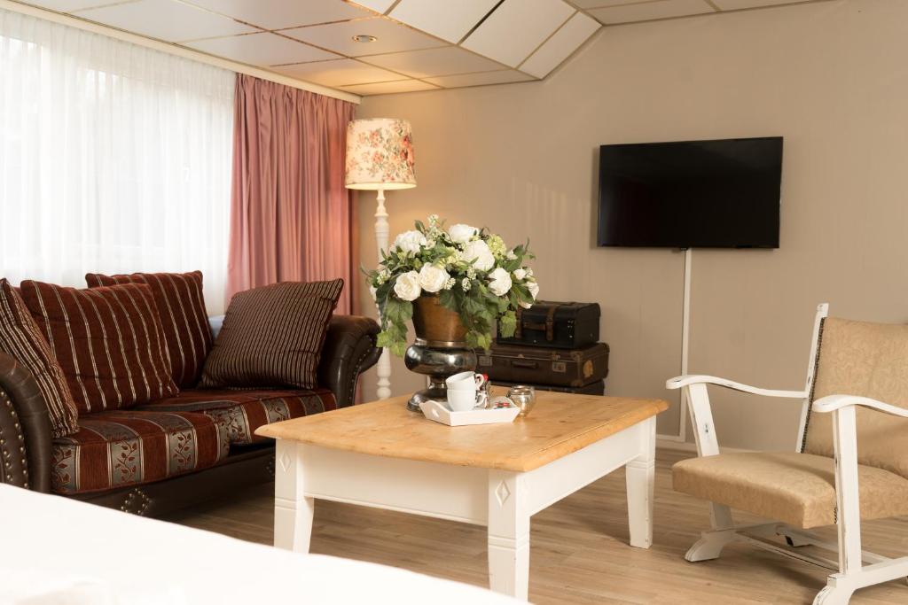 TV a/nebo společenská místnost v ubytování Hotel de Hoeve van Nunspeet