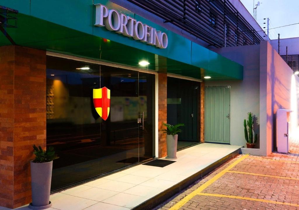 uma porta da frente de um restaurante com um sinal em Portofino Hotel Prime em Teresina