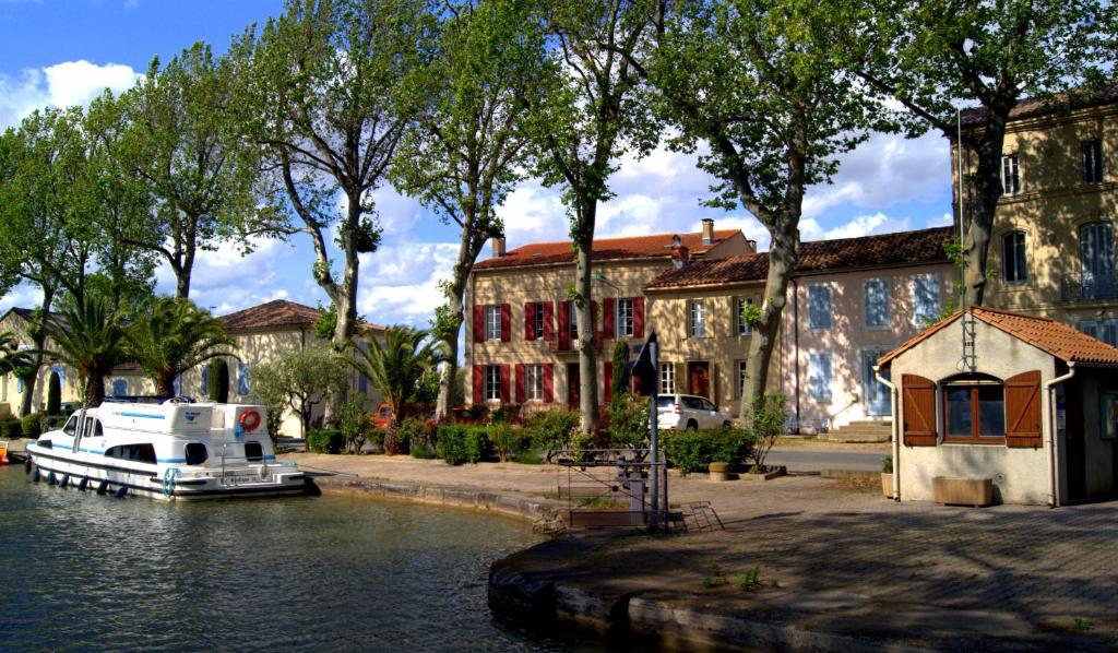 Sallèles-dʼAudeにあるLa Maison du Docteurの建物前の水上船
