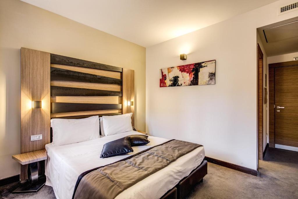 - une chambre avec un grand lit dans l'établissement Hotel Trevi - Gruppo Trevi Hotels, à Rome