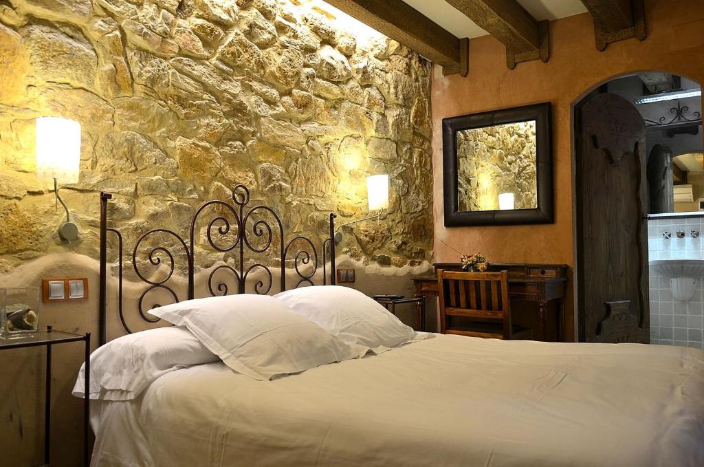Postel nebo postele na pokoji v ubytování Hotel Galena Mas Comangau