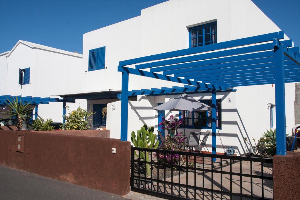 プラヤ・ブランカにあるVilla Danielaの青い天蓋と柵の白い建物
