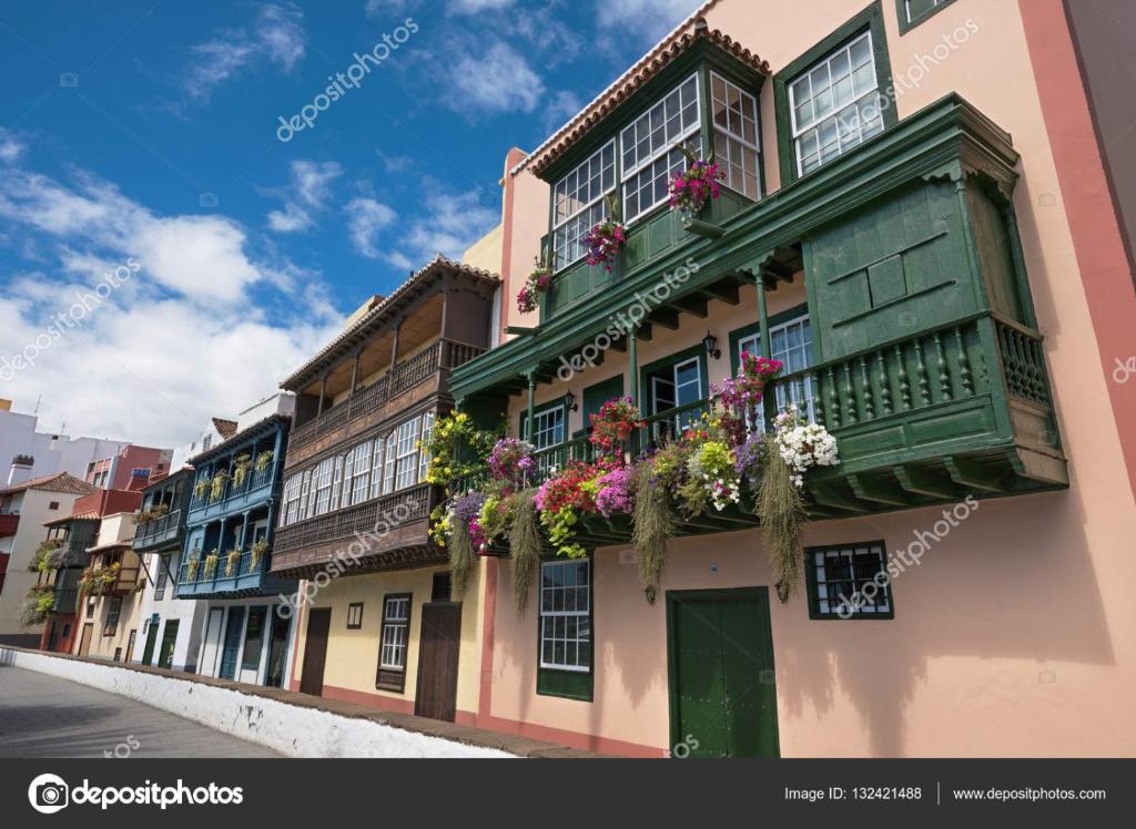 un edificio con flores en los balcones de una calle en Apartamento Playa Nueva, en Santa Cruz de la Palma