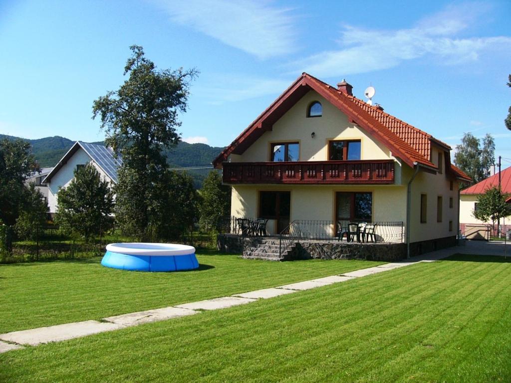 una casa con un frisbee en el patio en Apartmány Rajecká Dolina, en Rajecké Teplice