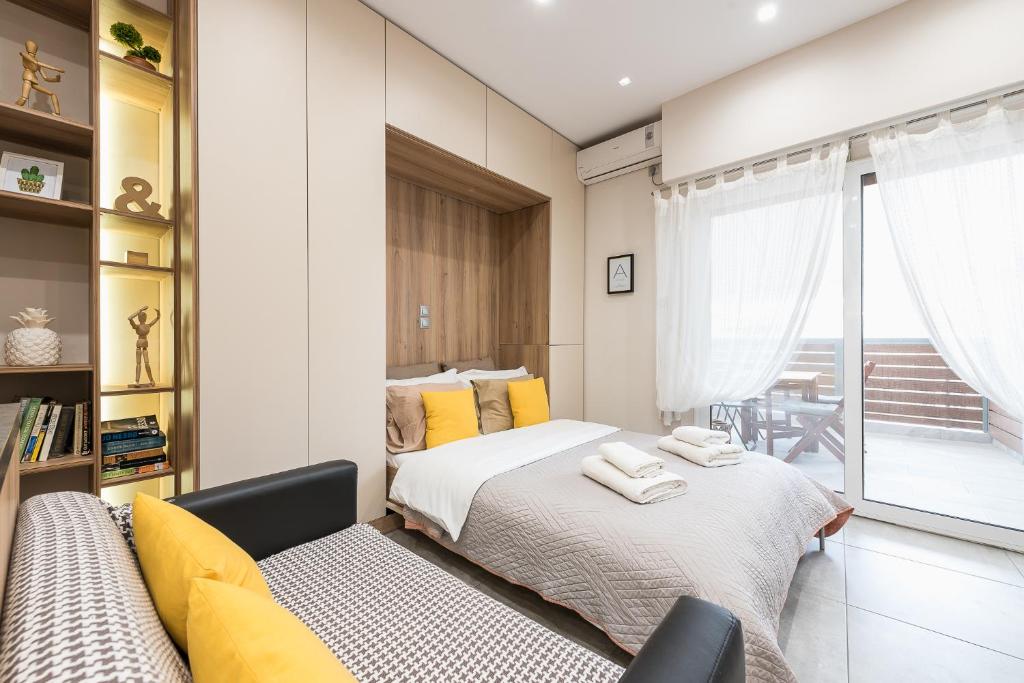 雅典的住宿－雅典中心設計公寓，一间卧室配有一张带黄色枕头的床和一扇窗户