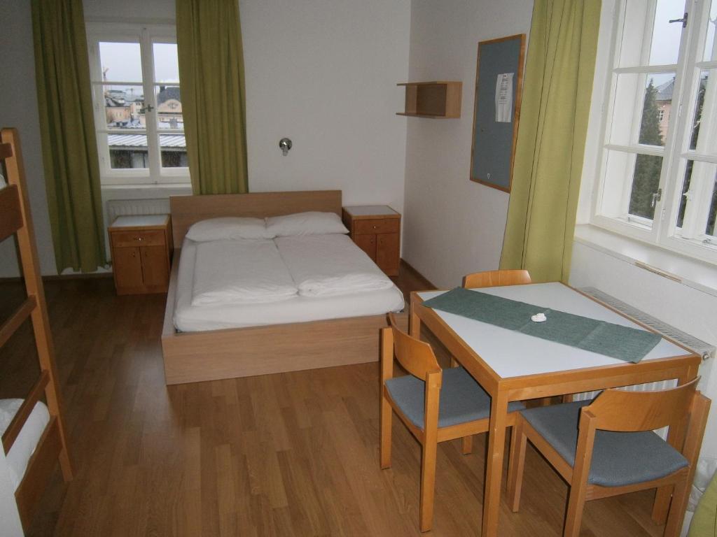 Postel nebo postele na pokoji v ubytování Institut St.Sebastian