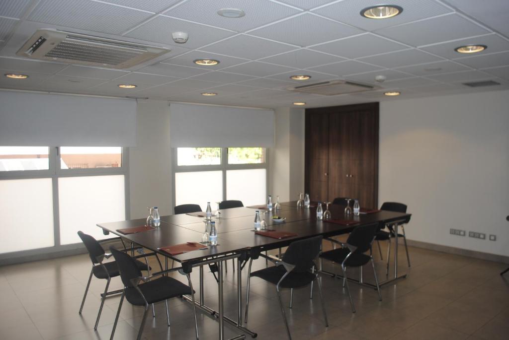 Suites Viena Plaza de España - Resim 26