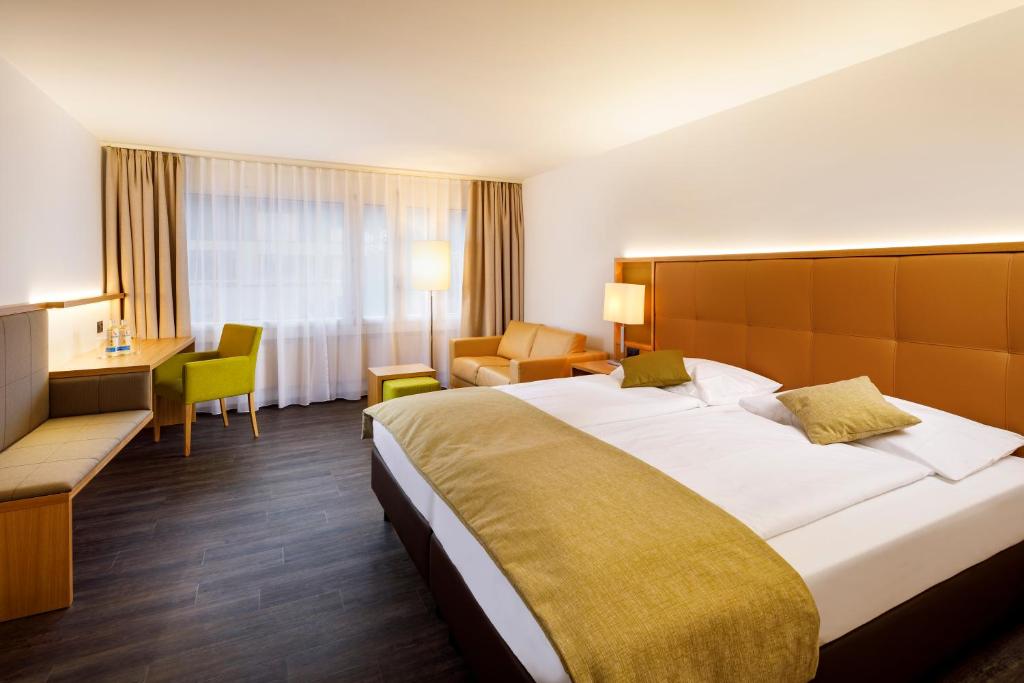 Postel nebo postele na pokoji v ubytování Ramada by Wyndham Baden Hotel du Parc
