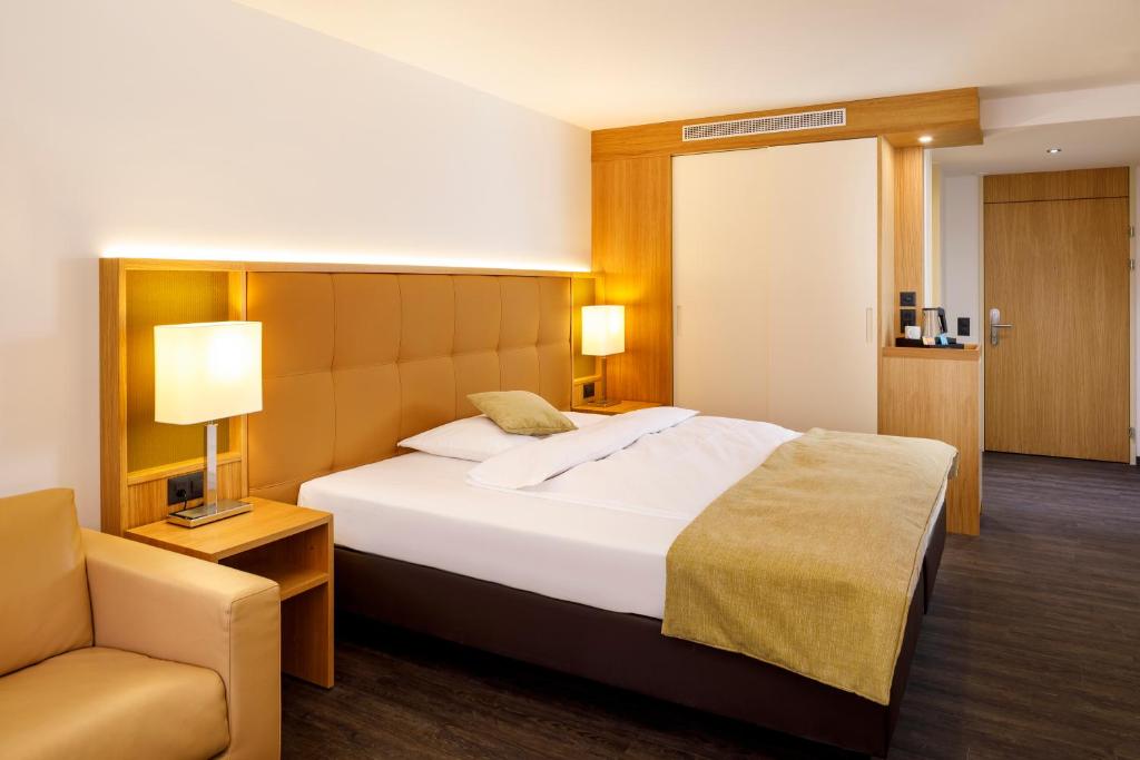 Postel nebo postele na pokoji v ubytování Ramada by Wyndham Baden Hotel du Parc