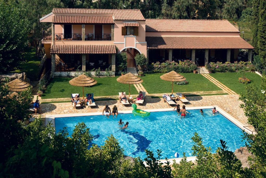 Uitzicht op het zwembad bij Corfu Club Apartments of in de buurt