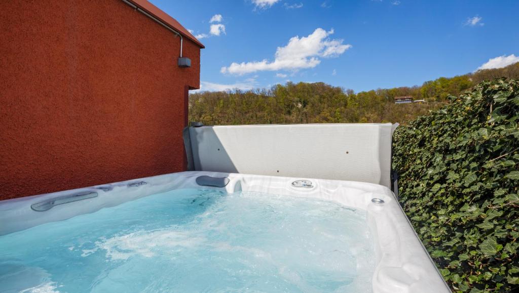 Bazén v ubytování Ramada by Wyndham Baden Hotel du Parc nebo v jeho okolí