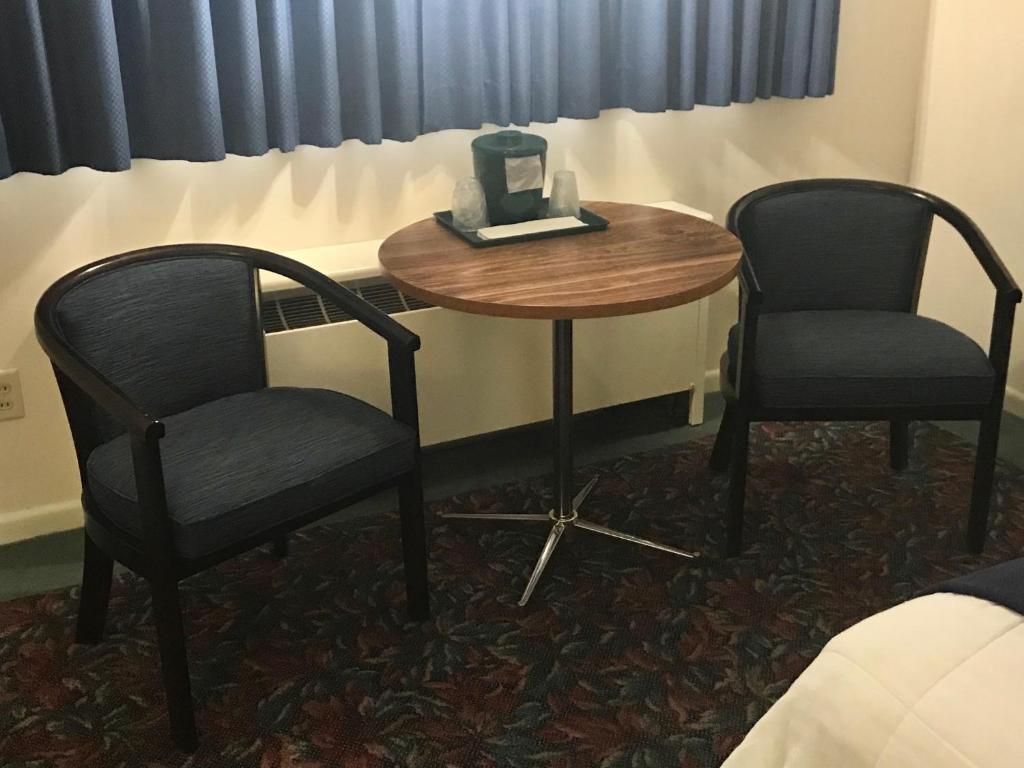 Posezení v ubytování Cedar Motor Inn