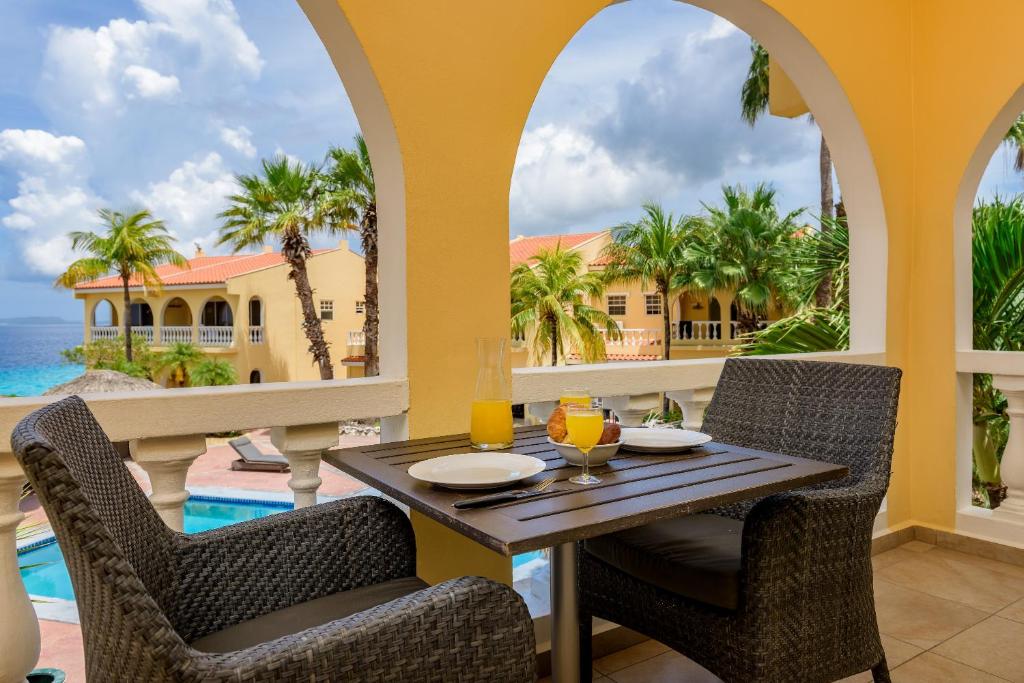 Bazén v ubytování Buddy Dive Resort nebo v jeho okolí