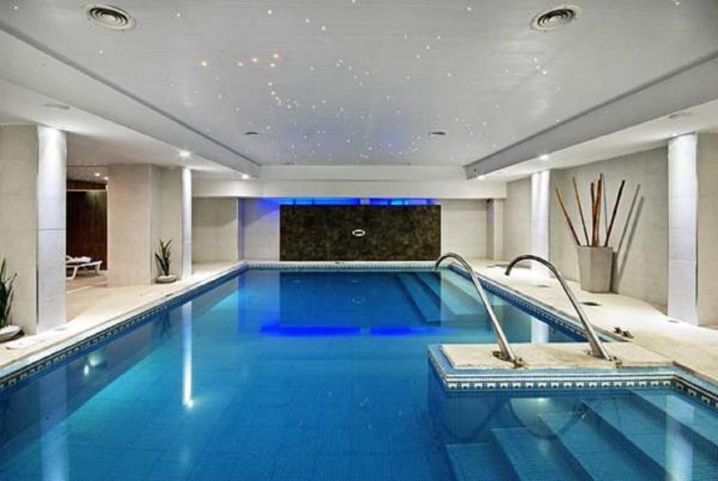 馬德普拉塔的住宿－特羅納多峰酒店，蓝色的酒店的大型游泳池