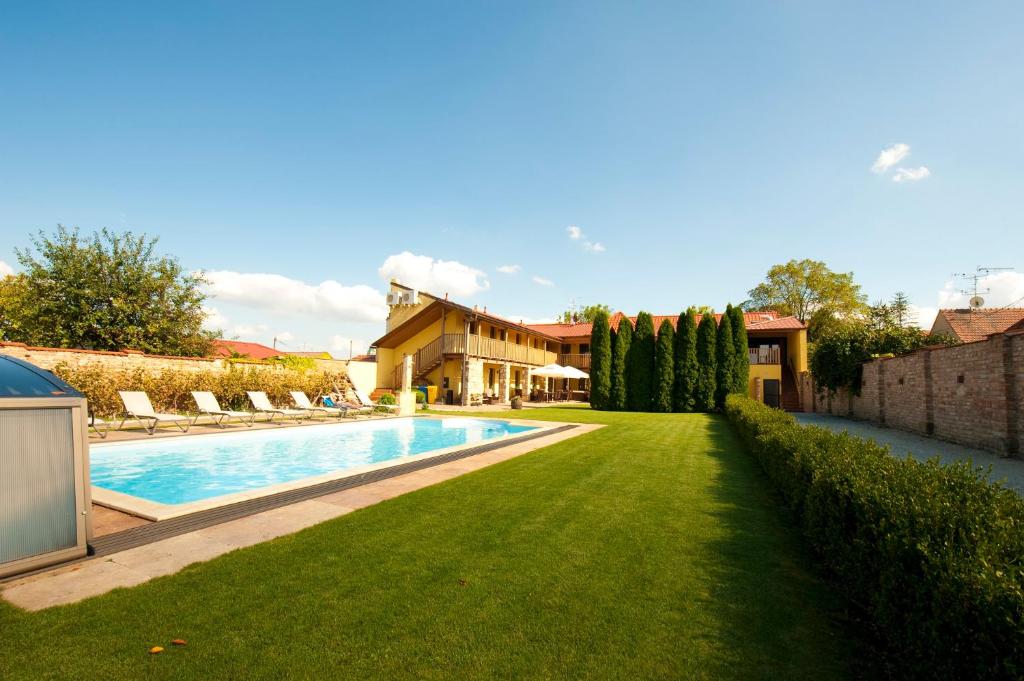 Bazén v ubytování Hotel Garni Klaret nebo v jeho okolí