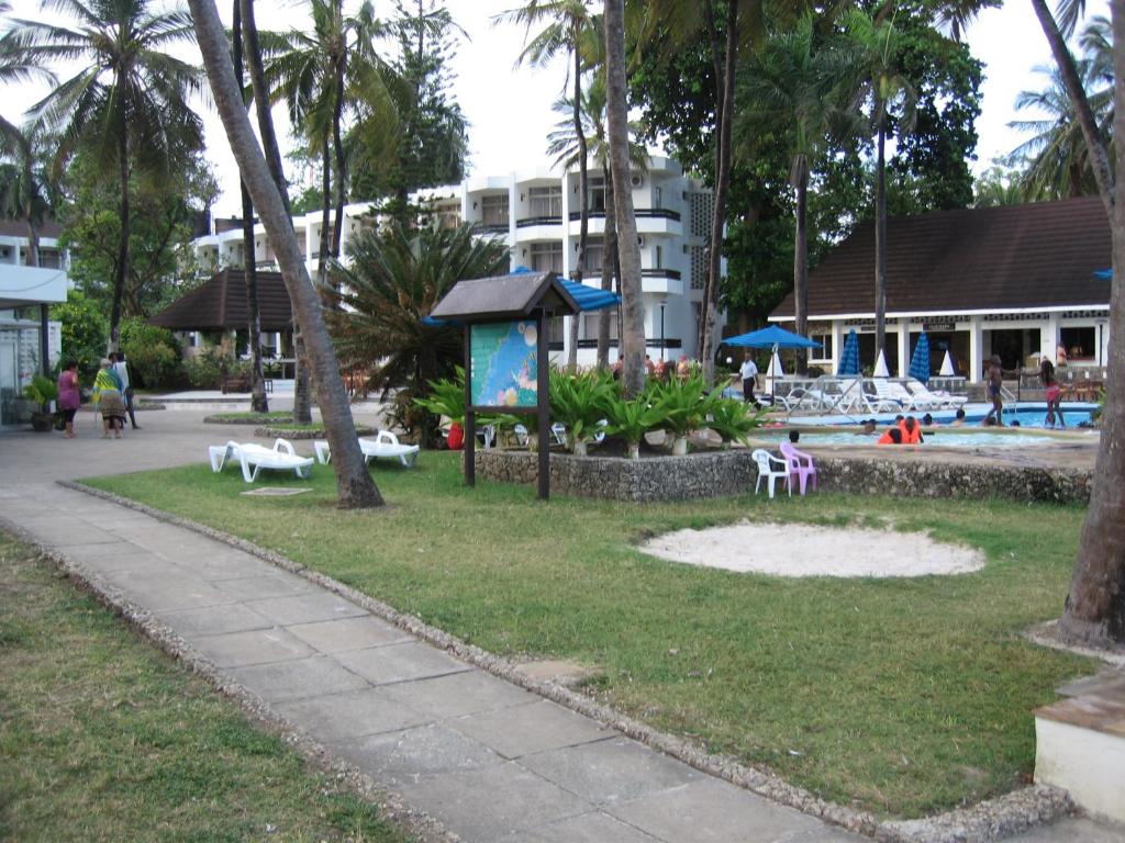 Bazén v ubytování Kenya Bay Beach Hotel nebo v jeho okolí