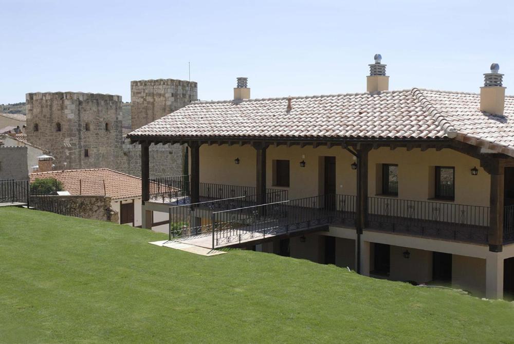 una casa en una colina con un castillo en el fondo en Las Ollerias, en Deza