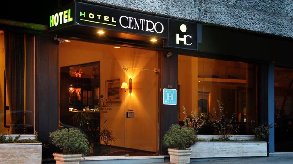 einen Hoteleingang mit einem Schild, das die Hotelkantine liest in der Unterkunft Hotel Centro in San José de Mayo