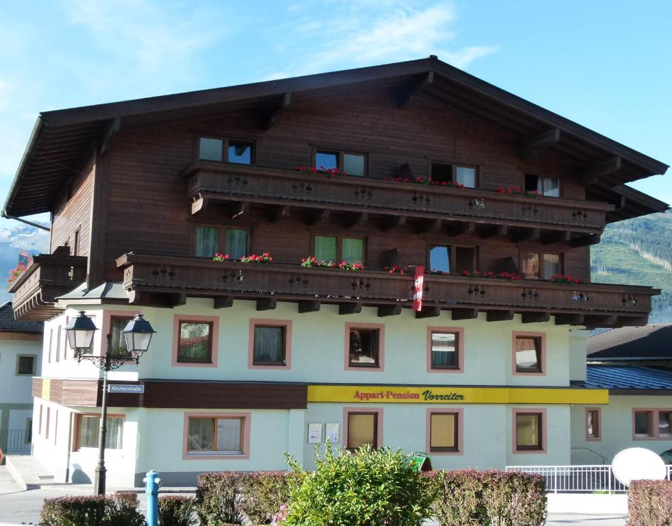 ein großes Holzgebäude mit einem Balkon in der Unterkunft Appartement Vorreiter in Uttendorf