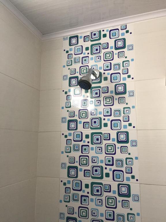 W łazience znajduje się prysznic ze szklanymi drzwiami. w obiekcie Cabaña Diana w mieście San Andrés