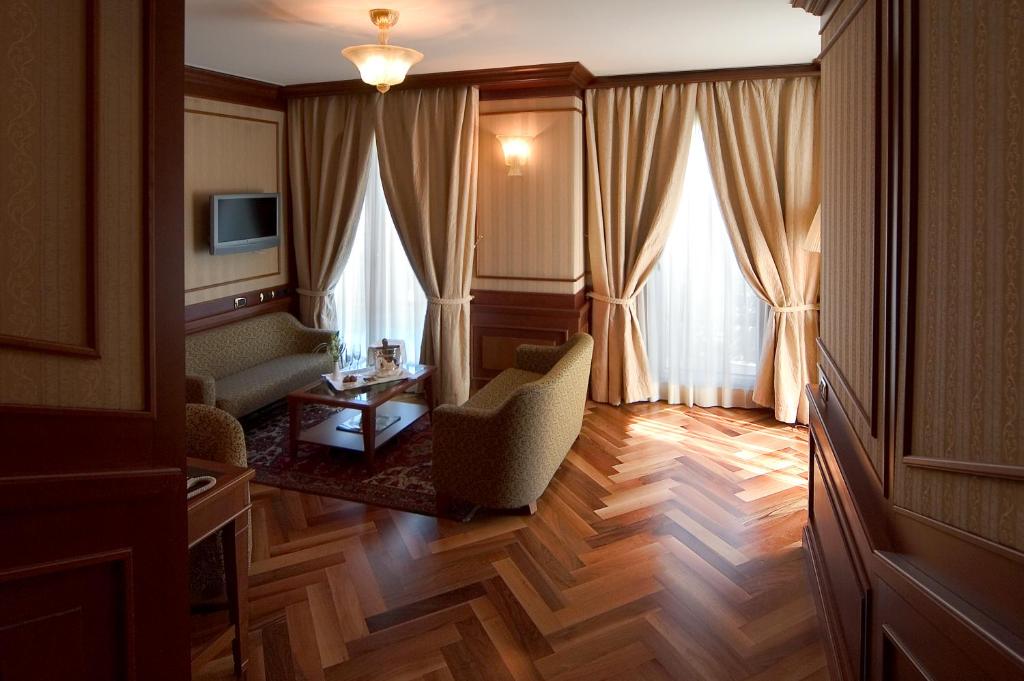 TV a/nebo společenská místnost v ubytování Hotel Manzoni