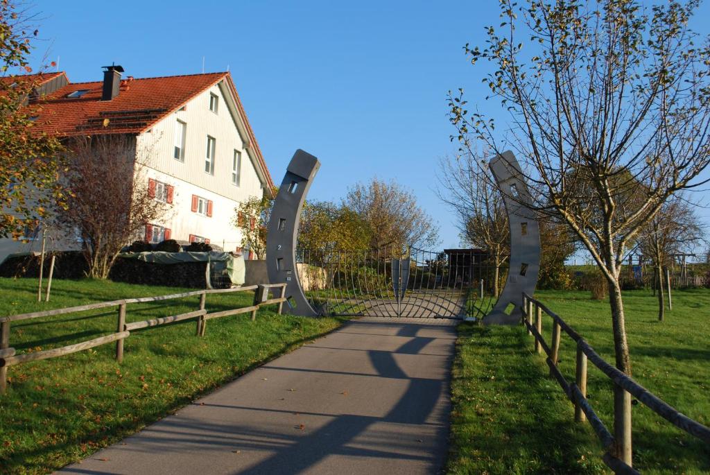 a path in front of a house and a fence at Allgäu Meadow Ranch in Hergatz