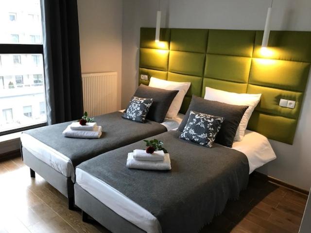 ワルシャワにあるPremium Apartment - Willa Parcのベッド2台(サイドサイドサイド)が備わる客室です。