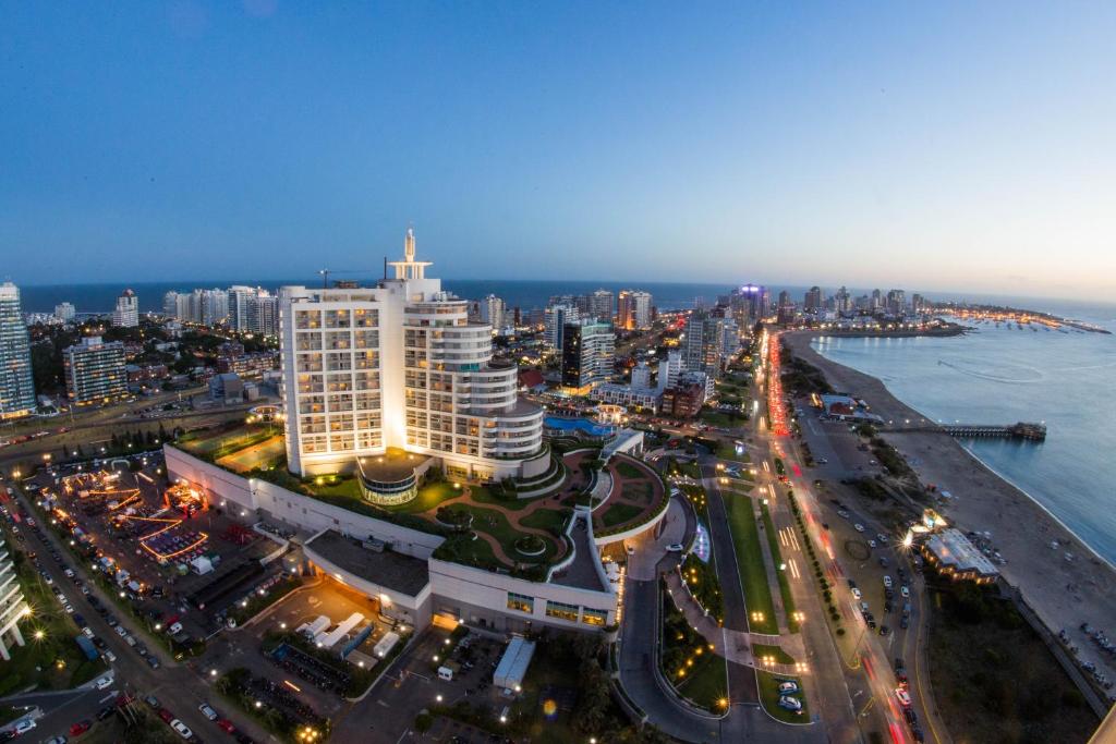 une vue aérienne de nuit sur une ville dans l'établissement Enjoy Punta del Este, à Punta del Este