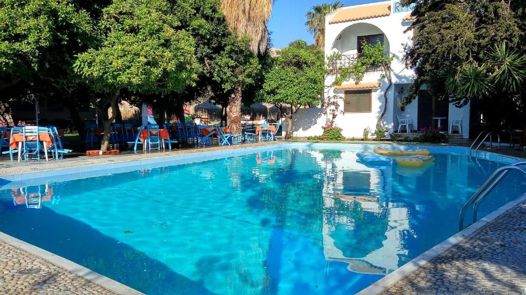 uma piscina com água azul num resort em Oasis Hotel Bungalows Rhodes- All Inclusive em Afantou