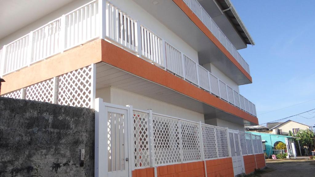 een huis met een witte poort en een hek bij Victoria's Gennie Bay Village Hostal in San Andrés
