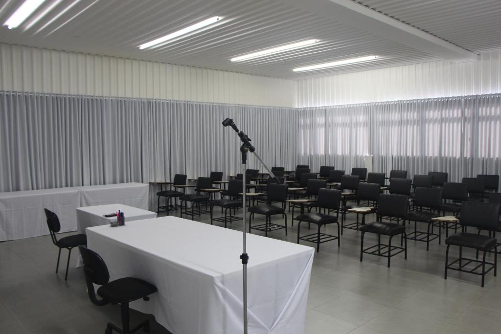 A área empresarial e/ ou a sala de conferências de David Plaza Hotel