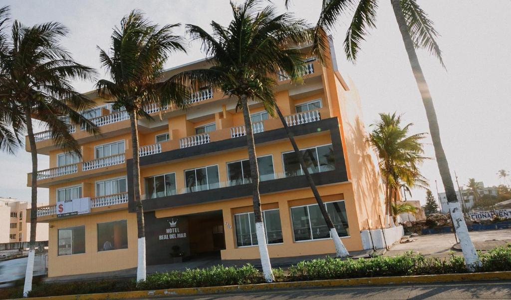 un edificio con palmeras delante en Hotel Real del Mar, en Veracruz