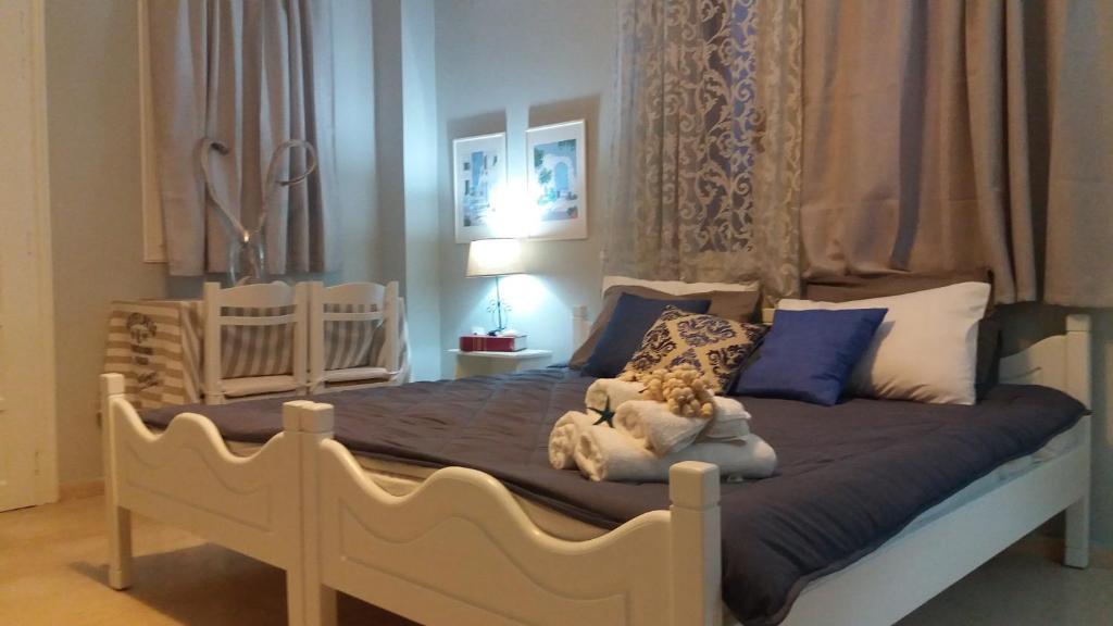 Un pat sau paturi într-o cameră la Ammos Apartments