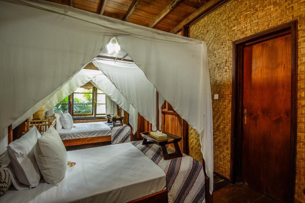 Postel nebo postele na pokoji v ubytování Aashaya Jasri Resort
