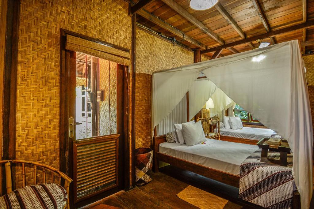 Postel nebo postele na pokoji v ubytování Aashaya Jasri Resort
