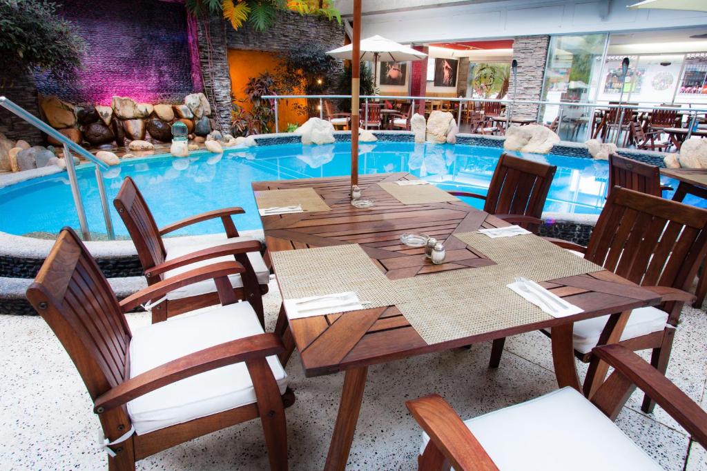 Bazén v ubytování Hotel Rio Malecon nebo v jeho okolí