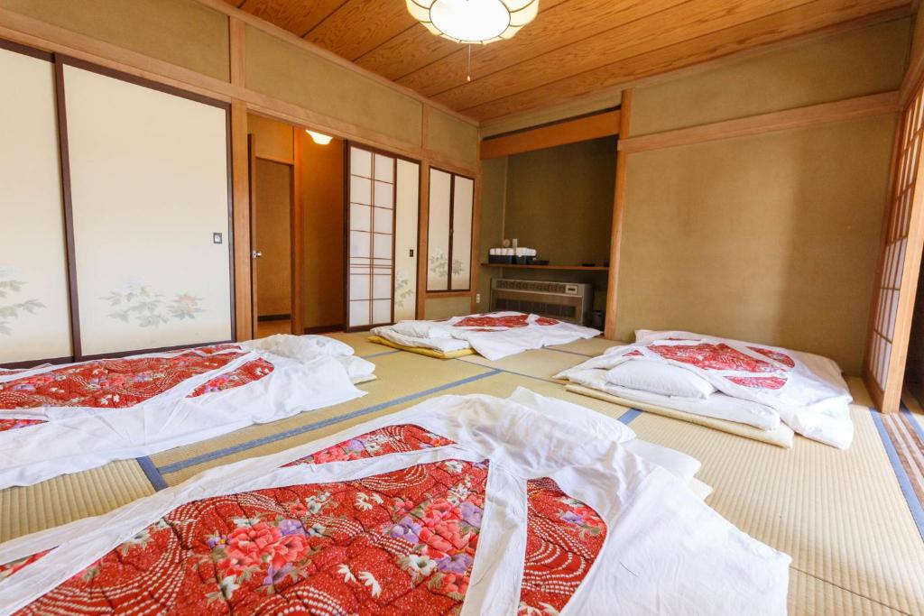 Postel nebo postele na pokoji v ubytování 柏屋旅館＜シェアハウス&ゲストハウス＞