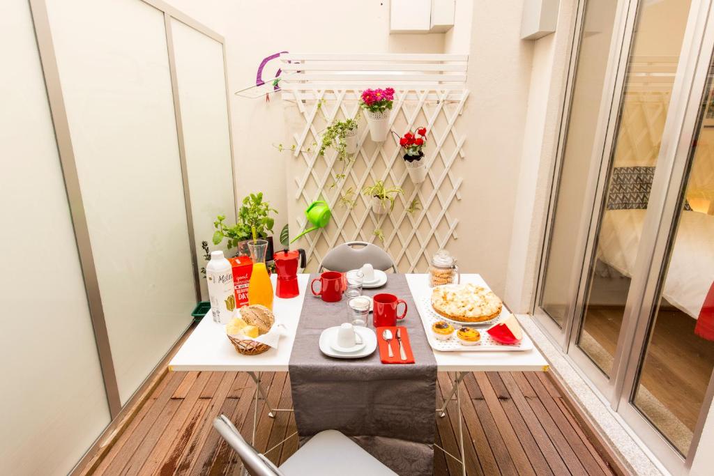 ポルトにあるOpo Arte Apartment with terrace and A/Cの小さな部屋(テーブル、食べ物付)