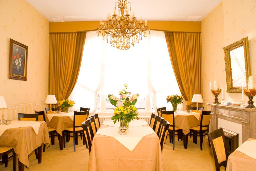 Een restaurant of ander eetgelegenheid bij Hotel Excelsior