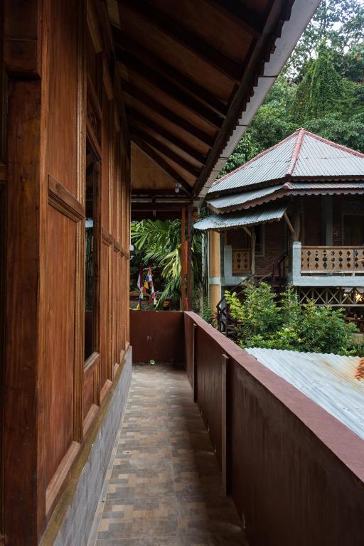 Un jardín fuera de Rain Forest Guest House and Jungle Trekking