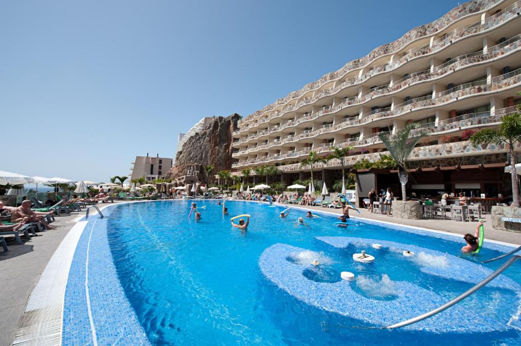 Bazén v ubytovaní Hotel LIVVO Valle Taurito & Aquapark alebo v jeho blízkosti