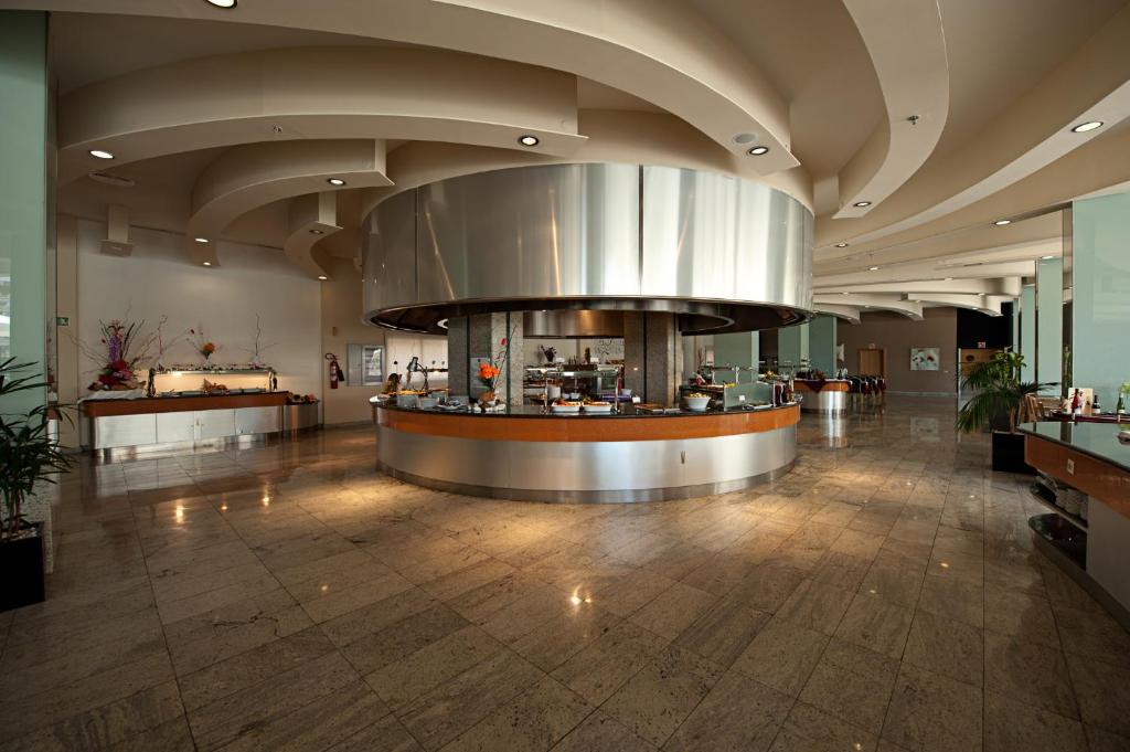 Reštaurácia alebo iné gastronomické zariadenie v ubytovaní Hotel LIVVO Valle Taurito & Aquapark