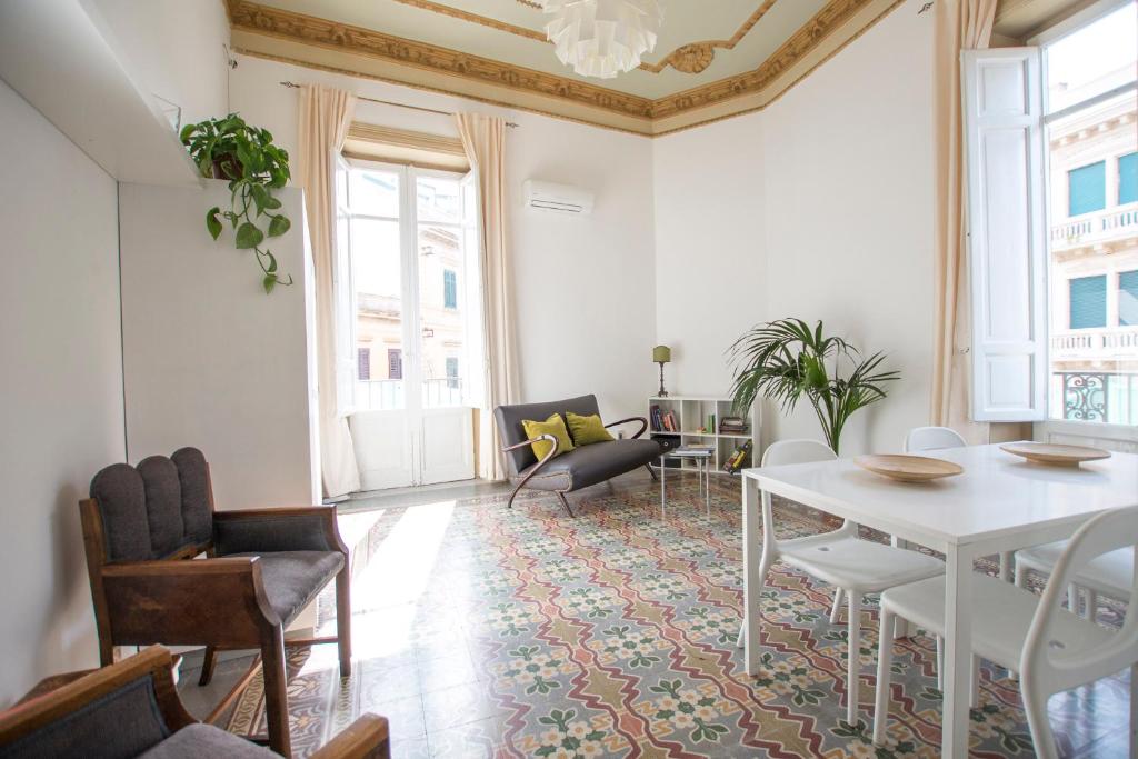 salon z białym stołem i krzesłami w obiekcie Aria Rooms w mieście Palermo